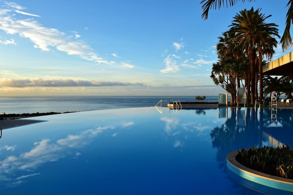 Pestana Casino Park Hotel & Casino Funchal Dış mekan fotoğraf Infinity pool at the Sheraton Maldives Resort & Spa