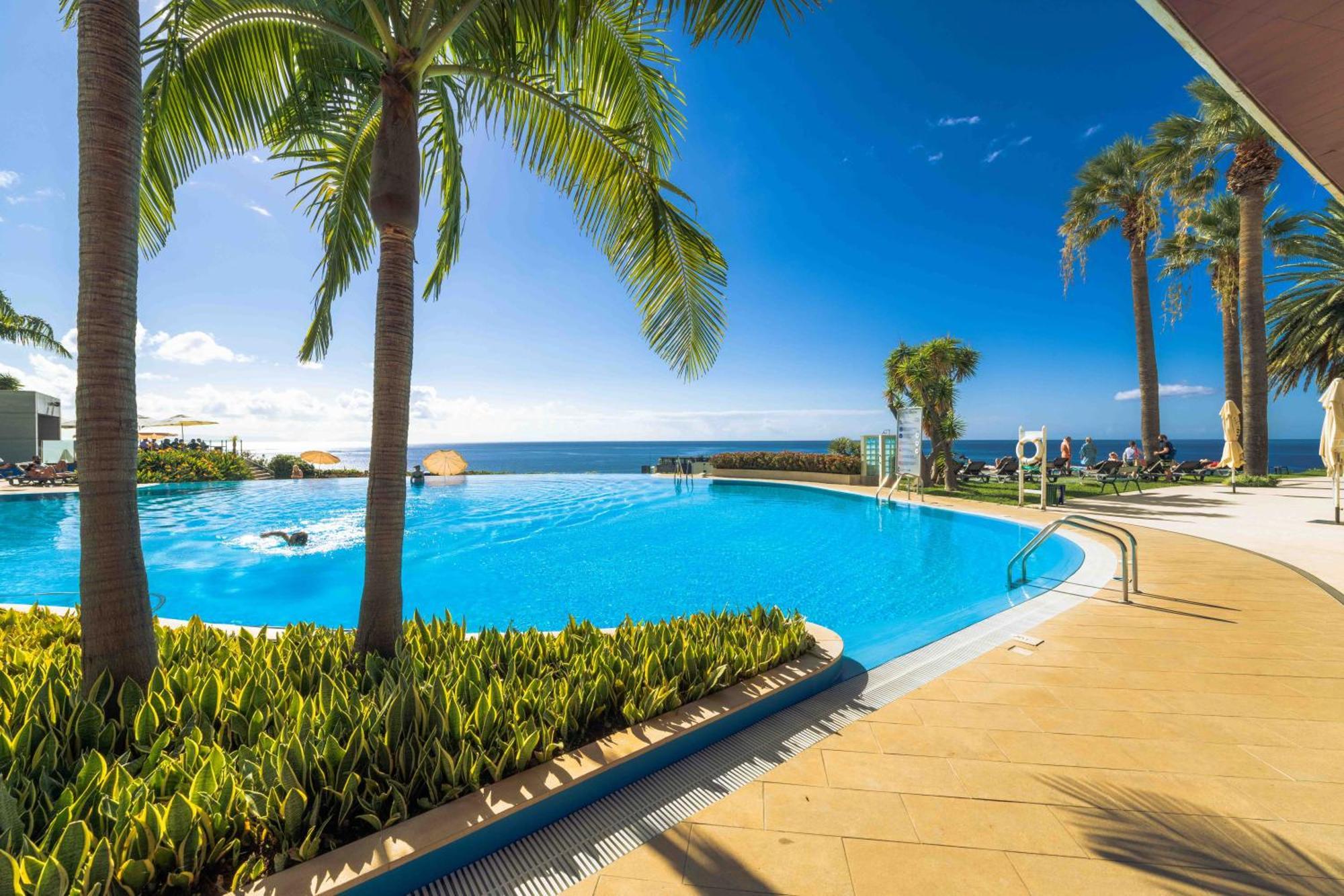 Pestana Casino Park Hotel & Casino Funchal Dış mekan fotoğraf Infinity pool at the Sheraton Resort