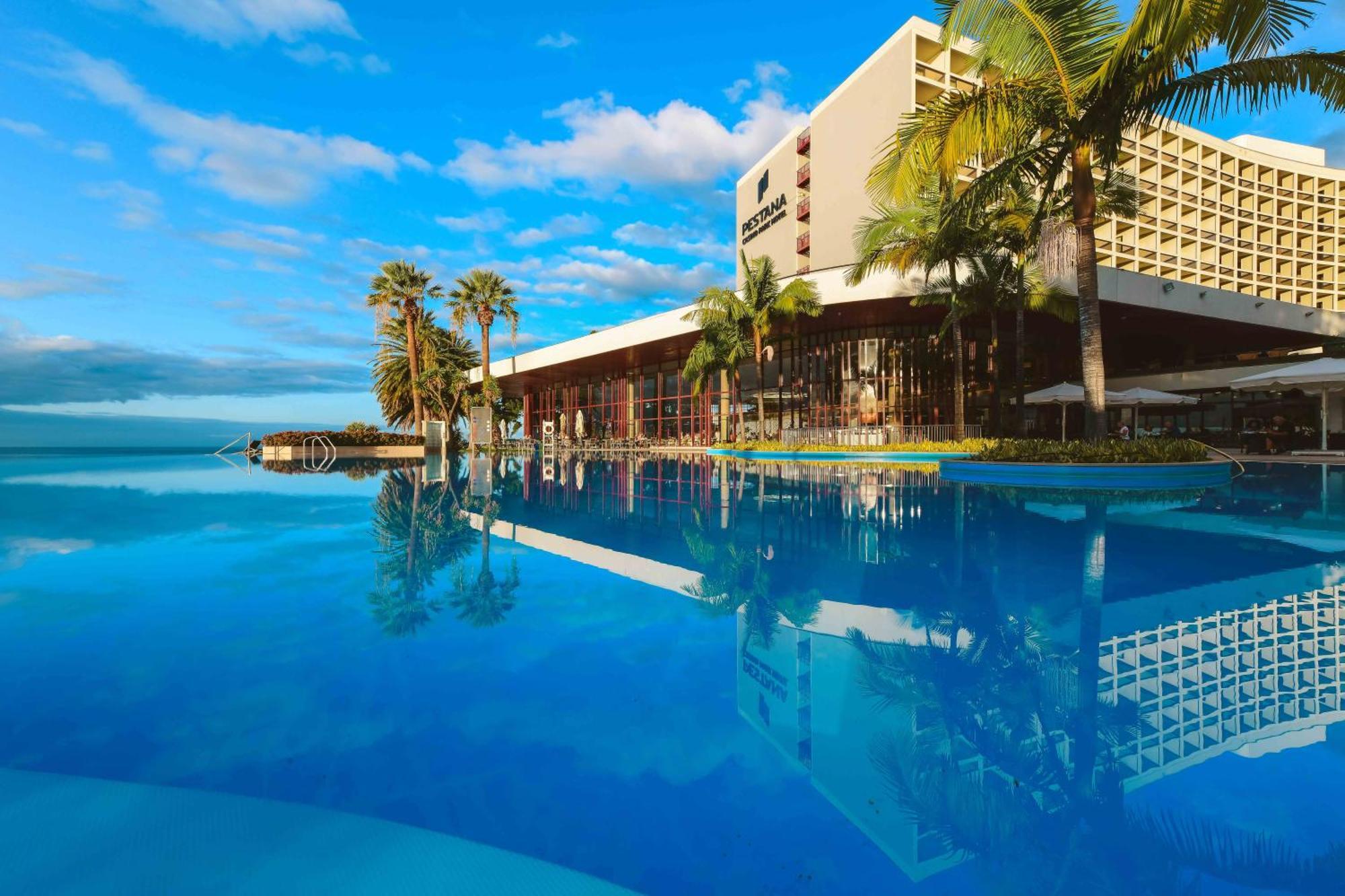 Pestana Casino Park Hotel & Casino Funchal Dış mekan fotoğraf The pool at the Hilton