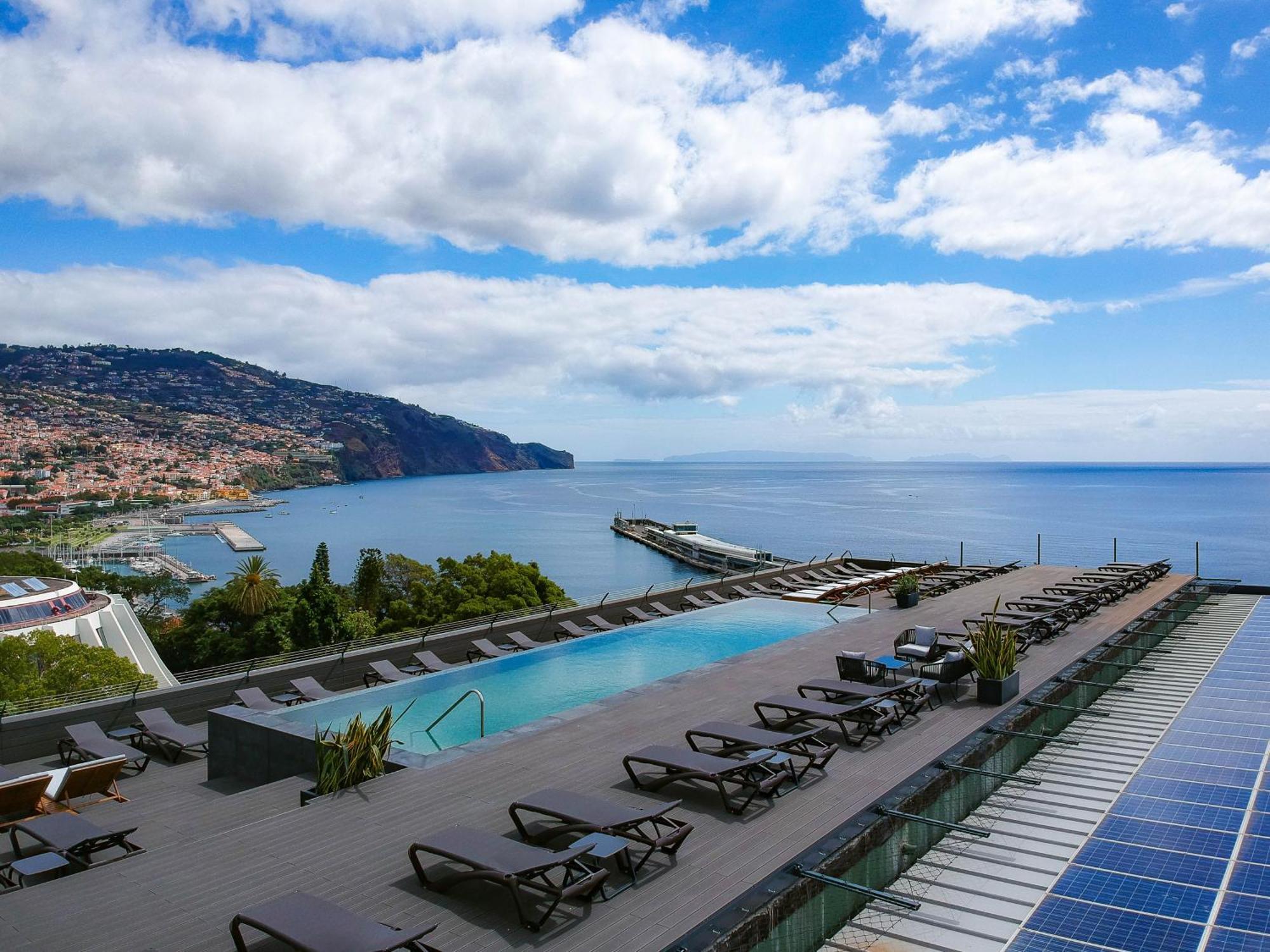 Pestana Casino Park Hotel & Casino Funchal Dış mekan fotoğraf The pool at the hotel