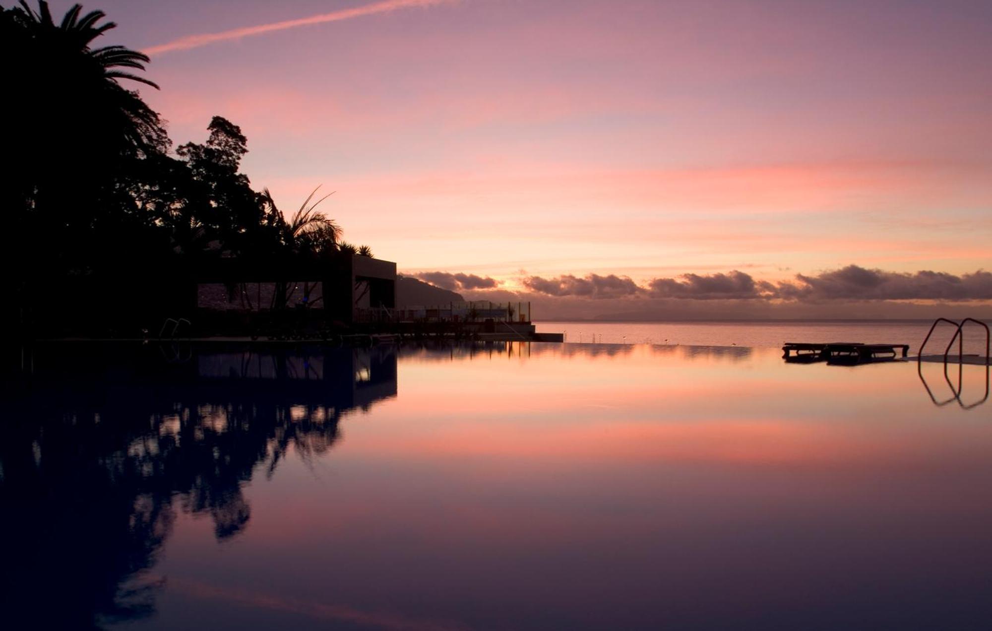 Pestana Casino Park Hotel & Casino Funchal Dış mekan fotoğraf Sunset over the lagoon